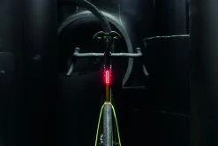 Supernova - Feu Arrière TL3 PRO Avec Feu Stop Et Signal De Freinage D'urgence -Accessoires Vélo Soldes supernova feu arriere tl3 pro 2 3840x2160